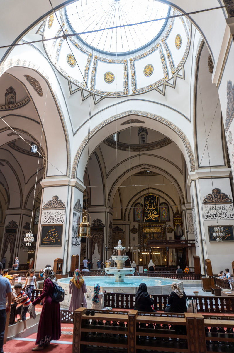 Grand Mosque of Bursa, Interior fountain, an unusual feature