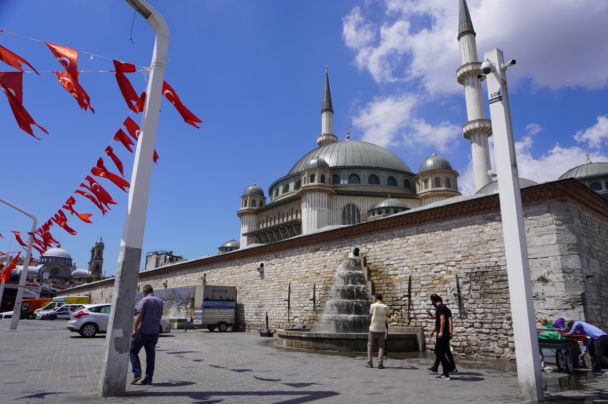 Taksim Square, A tall wall between the Square and the Mosque