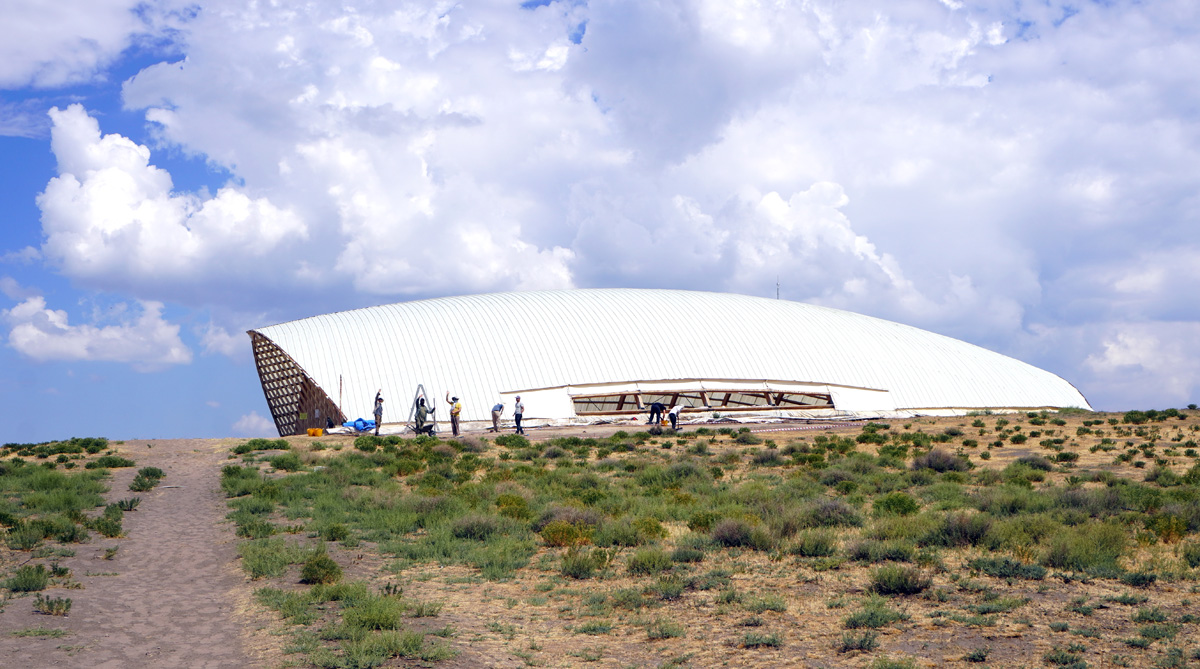 Çatalhöyük, Protective shelter over main excavation, plus archaeologists!