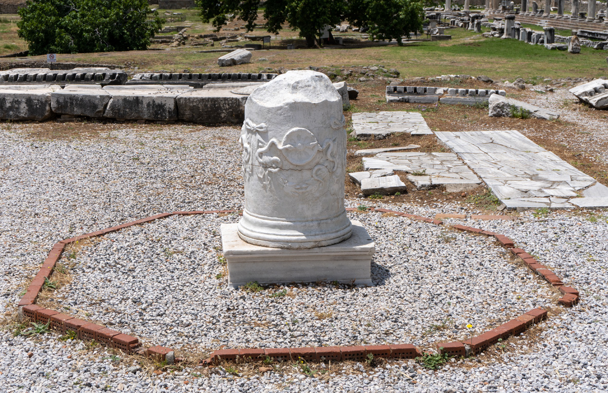 Asklepion, Pillar base, with healing snakes