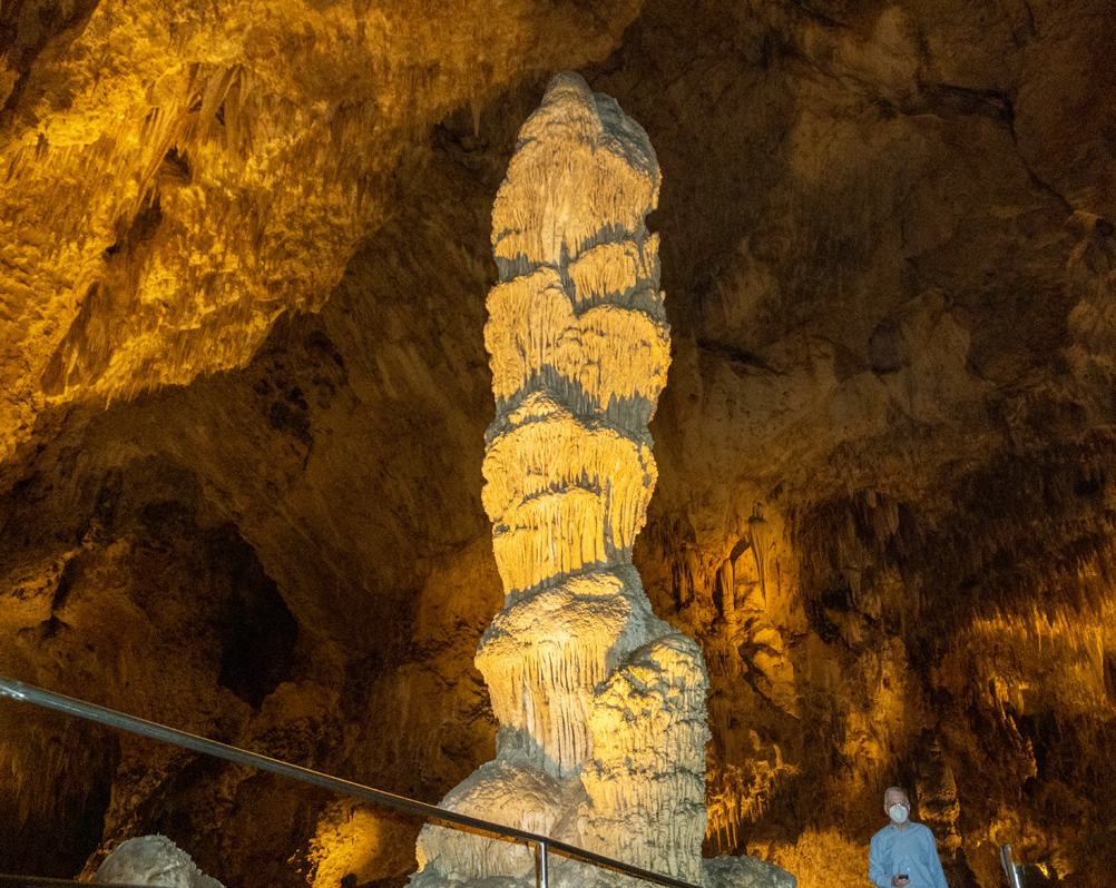 Carlsbad Caverns National Park, Graham + Cthulhoid Stalagmite (Flash)