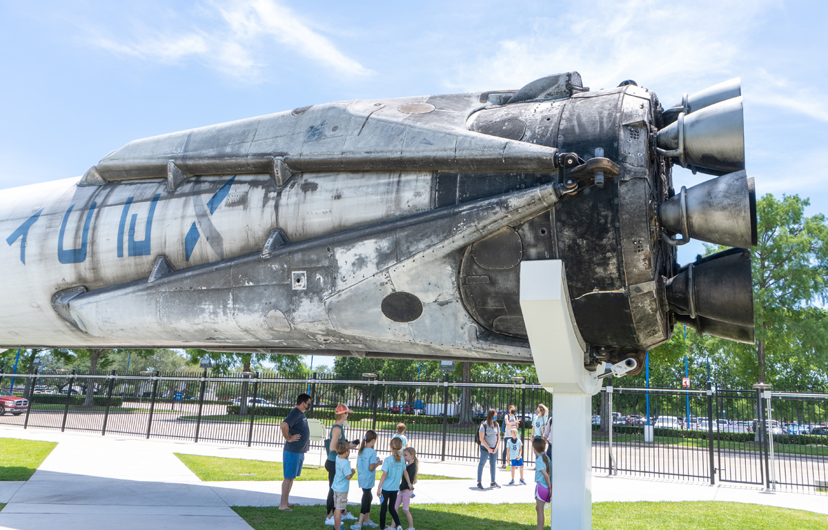Houston Space Center, The legs fold out for landing