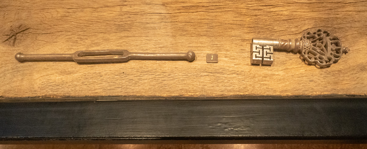 Stockholm: Royal Palace (Kungliga slottet), Lever & Key for Regalia Chest