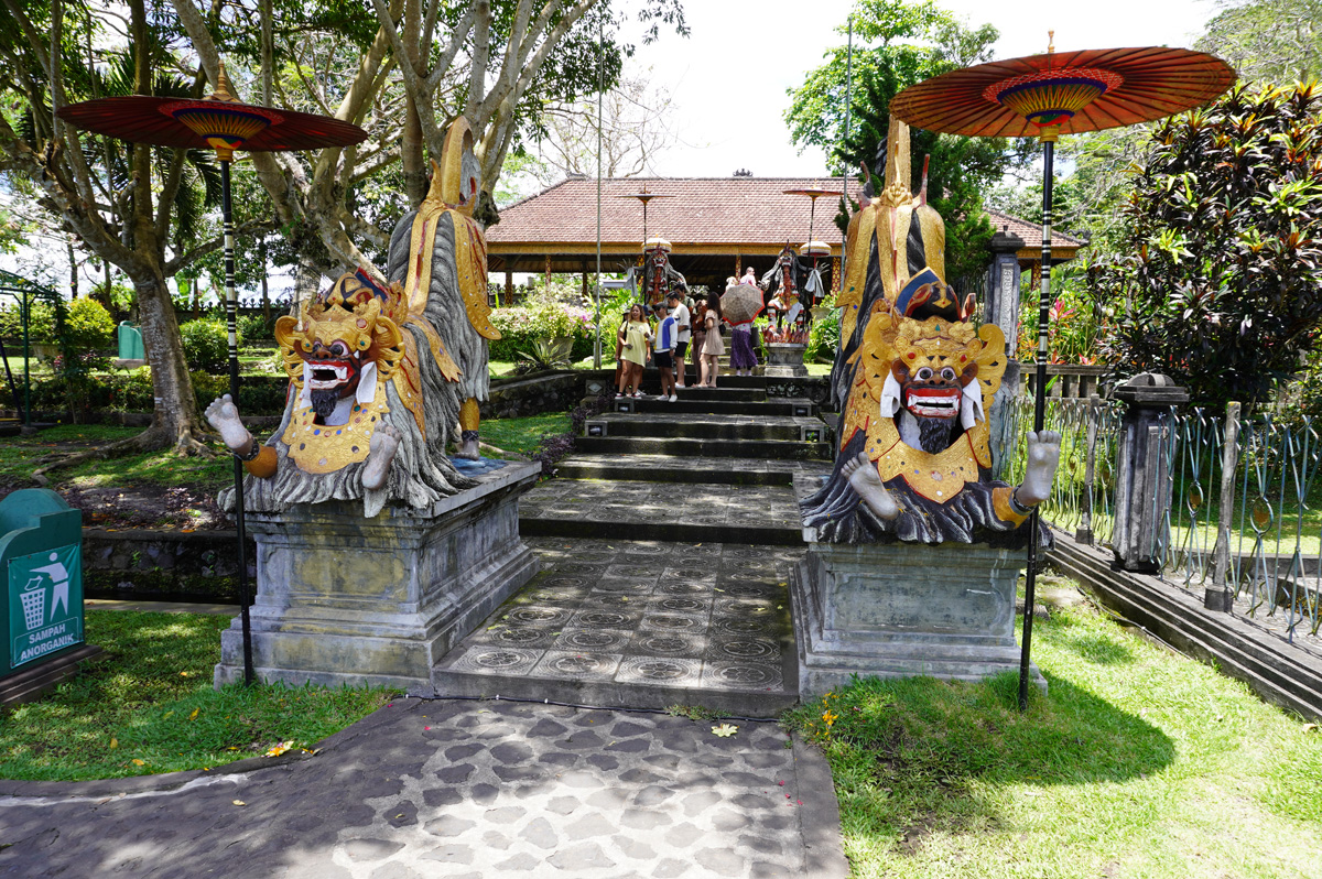 Taman Tirta Gangga: A Royal Water Palace, Guardian statues