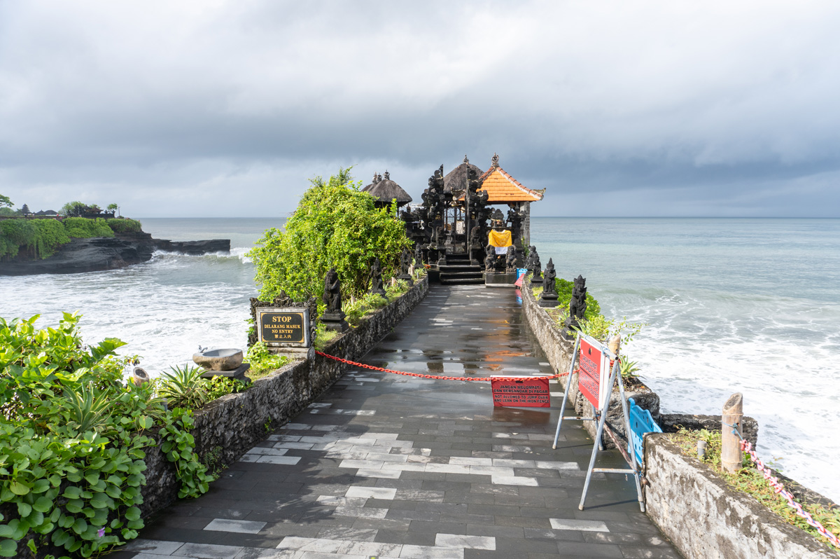 Coastal temples: Batu Balong & Tana Lot, Batu Bolong Temple