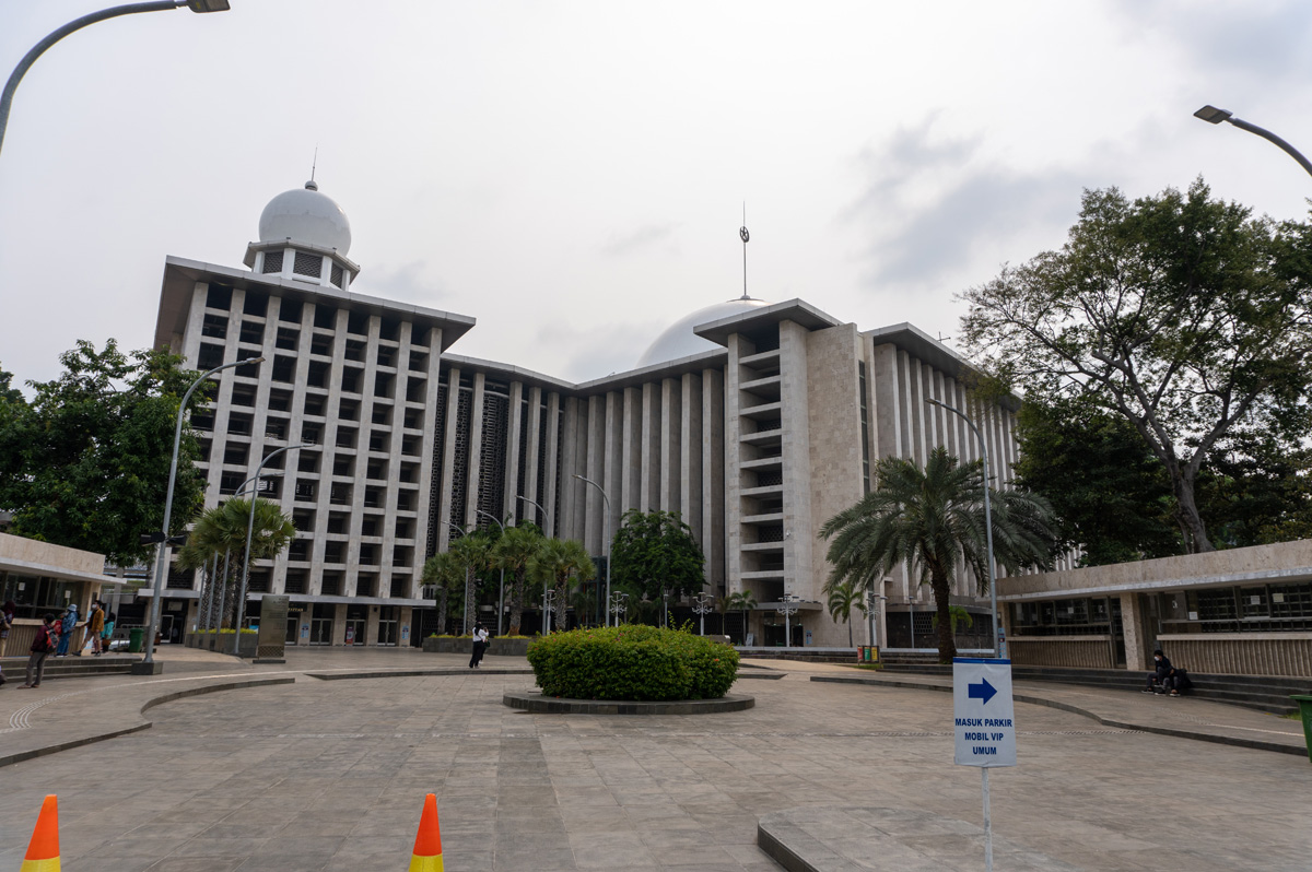 Istiqlal Mosque, Istiqlal Mosque - Dull exterior