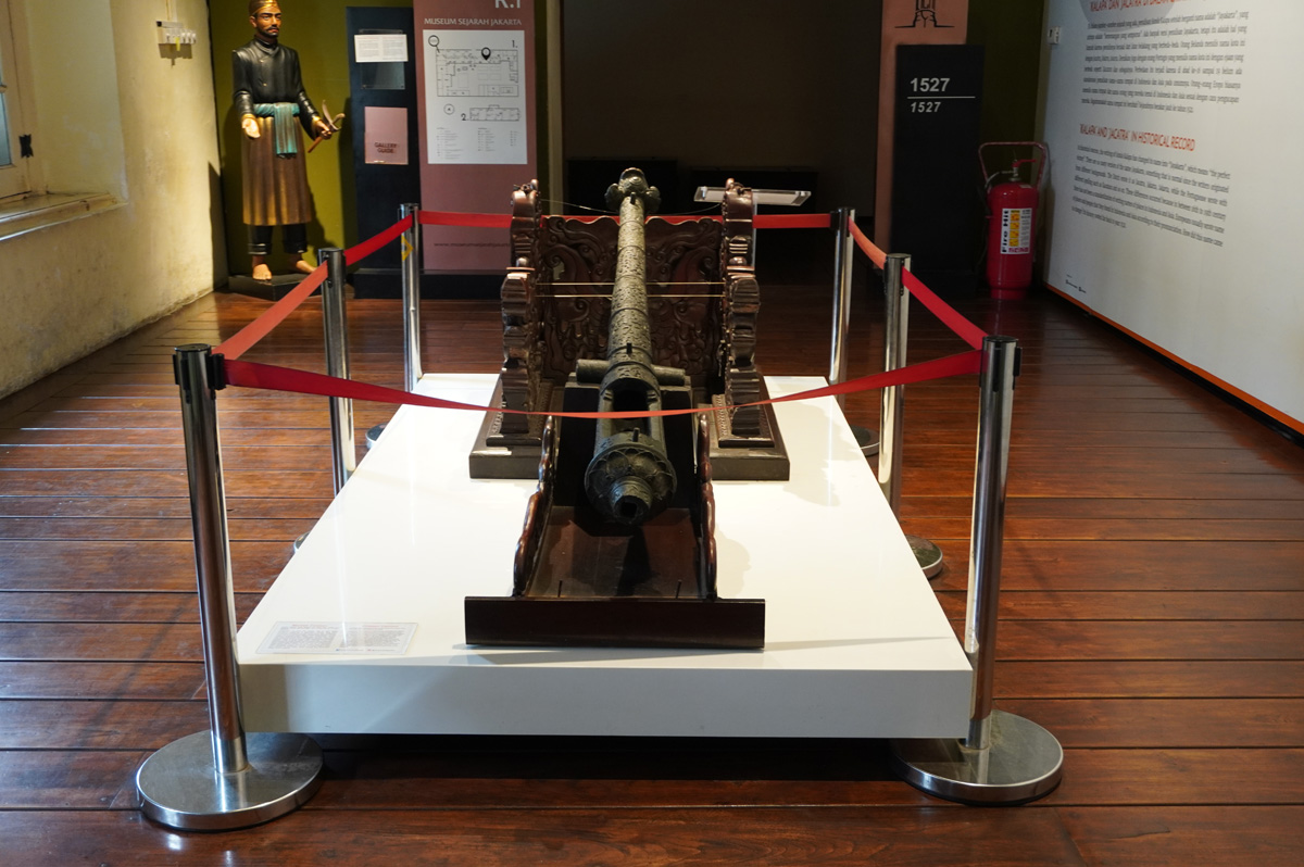Dutch Batavia: Fatahillah Square, Breechloader canon