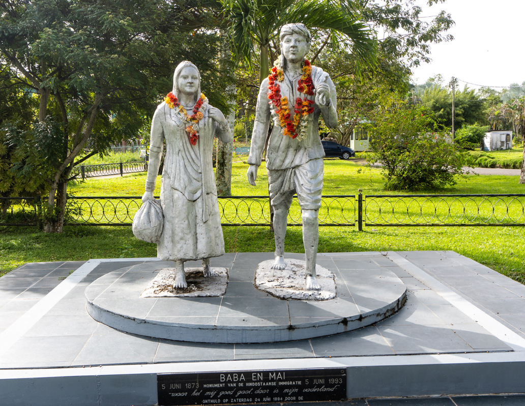 Paramaribo, "Baba en Mai" "Monument van de Hindoostaanse Immigratie" (1993)