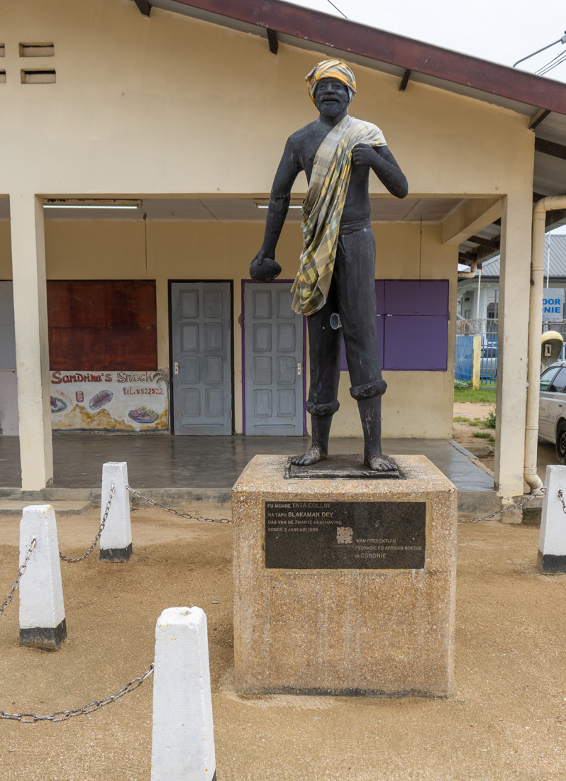 Tour to Nieuw Nickerie, Totness: Inscrutable local art