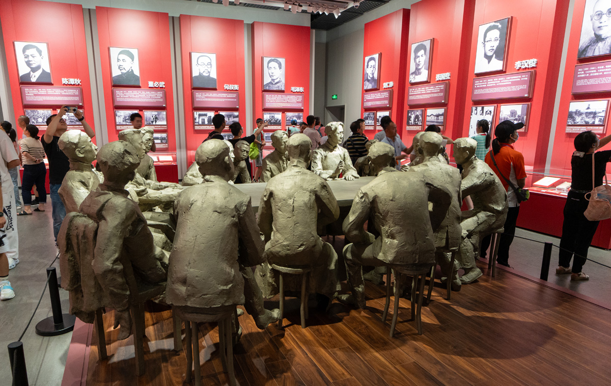 Site of First Congress of the Chinese Communist Party, A bronze Mao instructs his Comrades