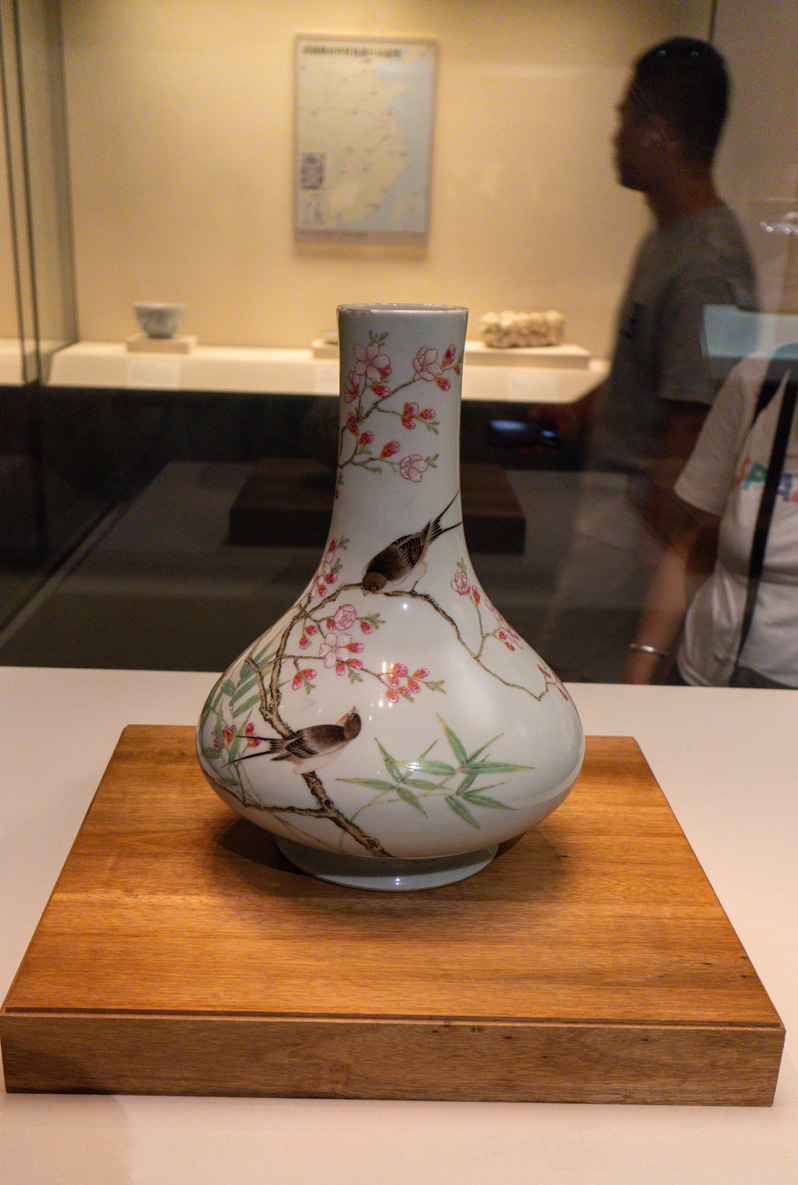 Beijing: National Museum - Ancient treasures, Porcelain vase (~1730)