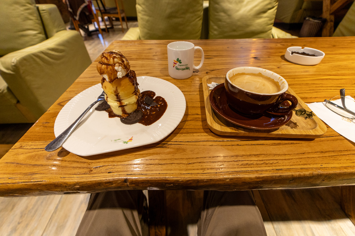 Around Lhasa, Coffee & Cake break at "Italgelato"
