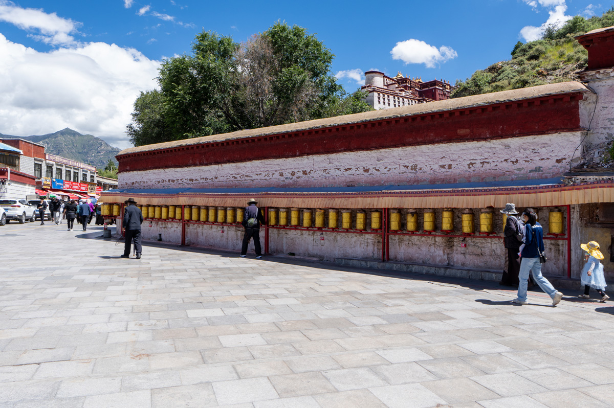 Barkhor Circuit, A wall of prayer wheels