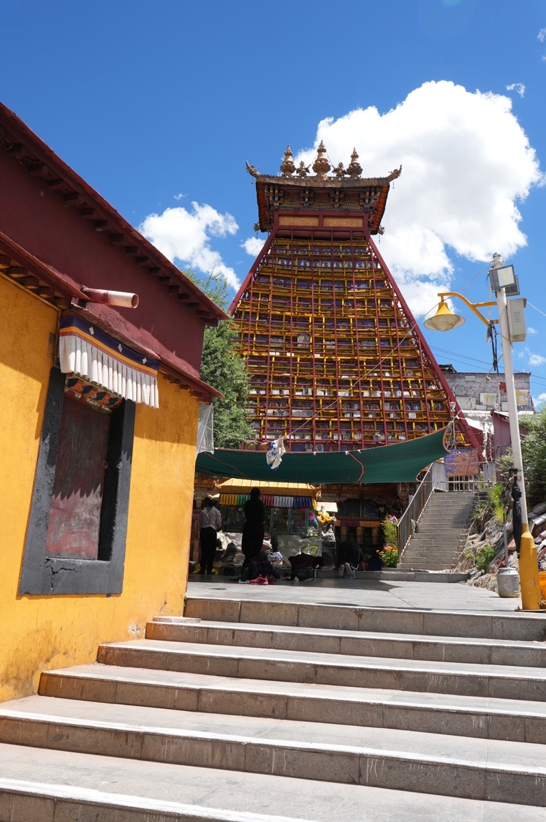 Around Lhasa, Curious unidentified Temple