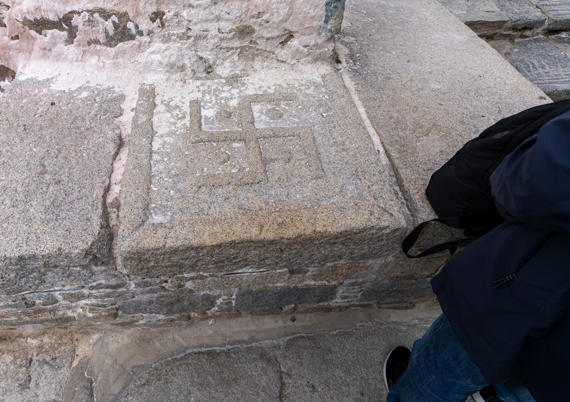 Potala Palace, Unexpected Buddhist swastika