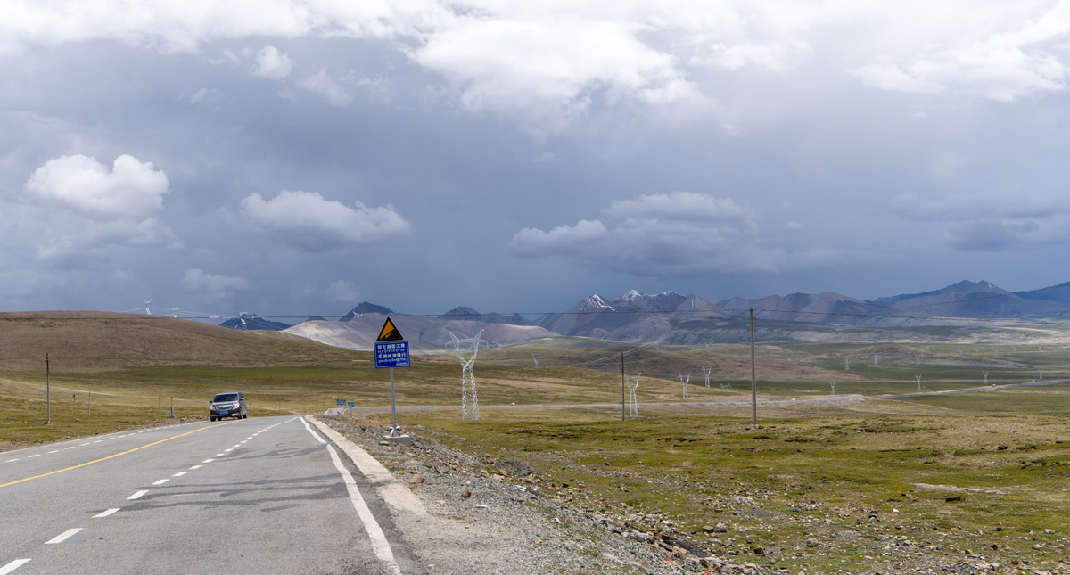 Shigatse to Shegar, Gyatso La pass: Sadly only a dull view