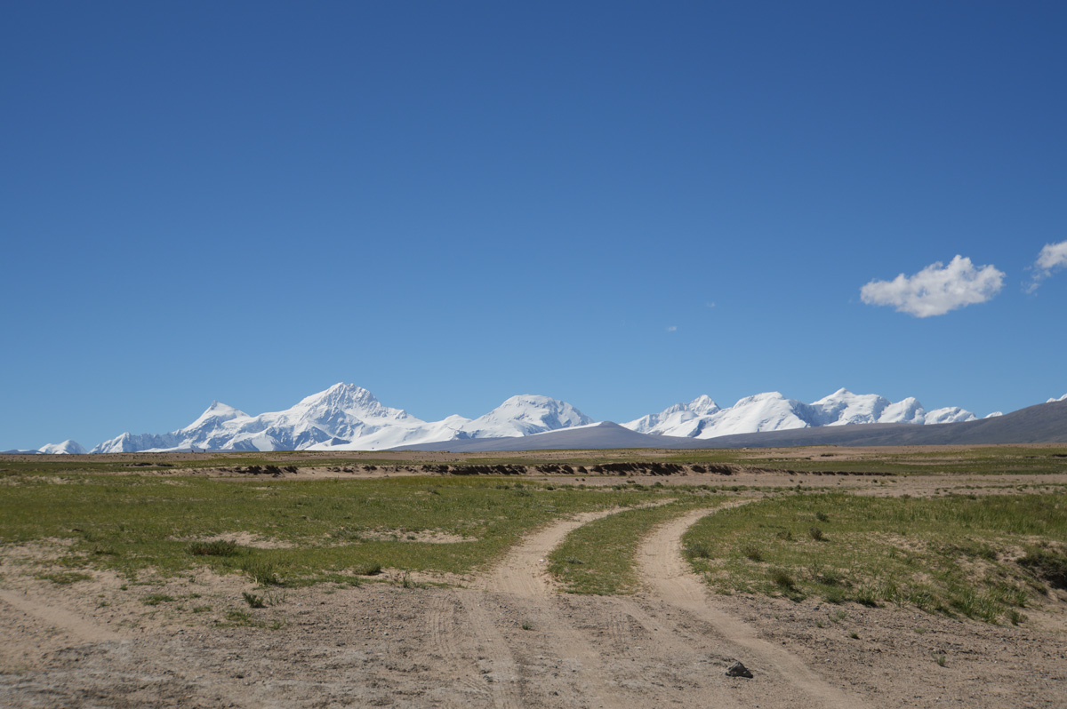 Tingri-Darchen, Distant Mountains
