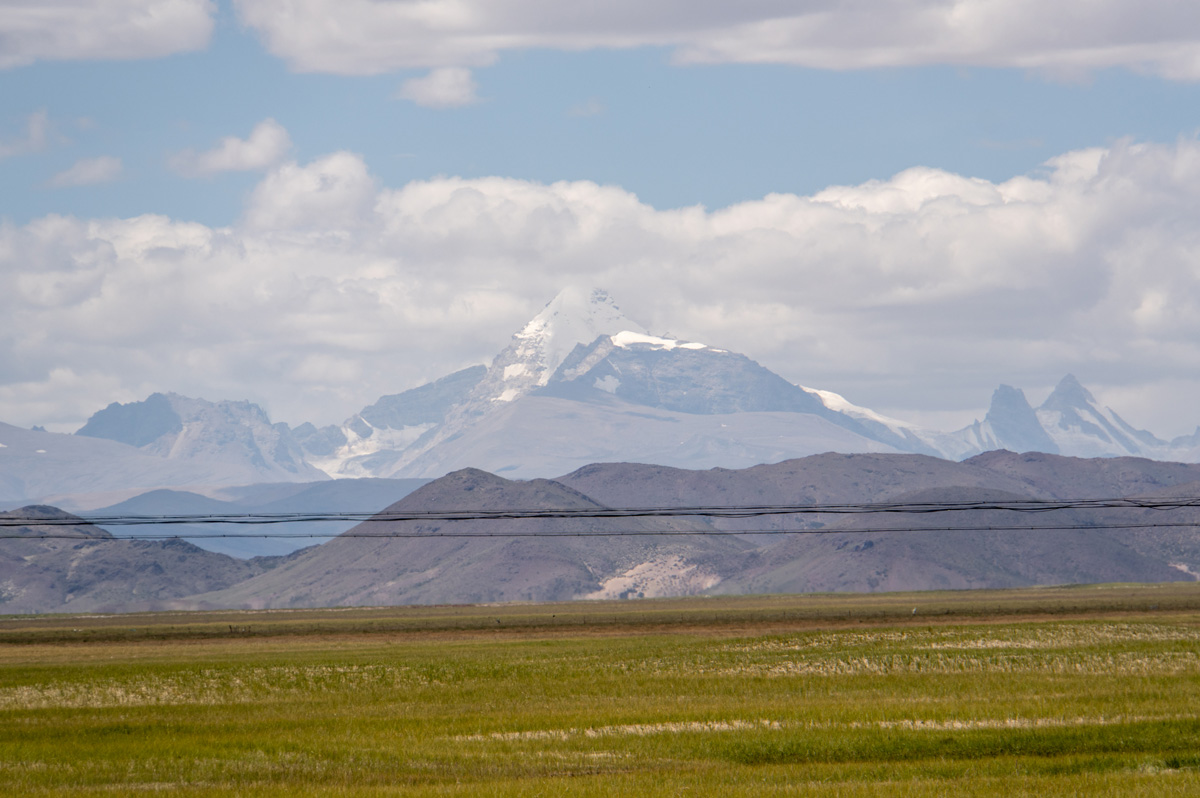 Tingri-Darchen, Distant cloud covered giant