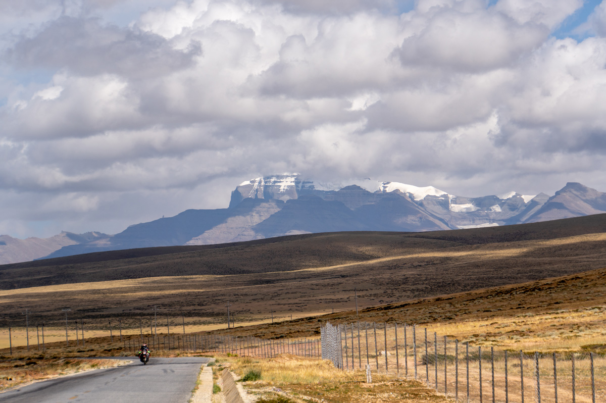 Mt Kailash and Lake Manasarovar, Day 2, The Holy Mountain was slow to show itself...
