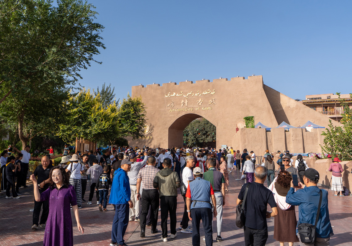 Kashgar, A dense crowd of tourists at the Ancient City Gates