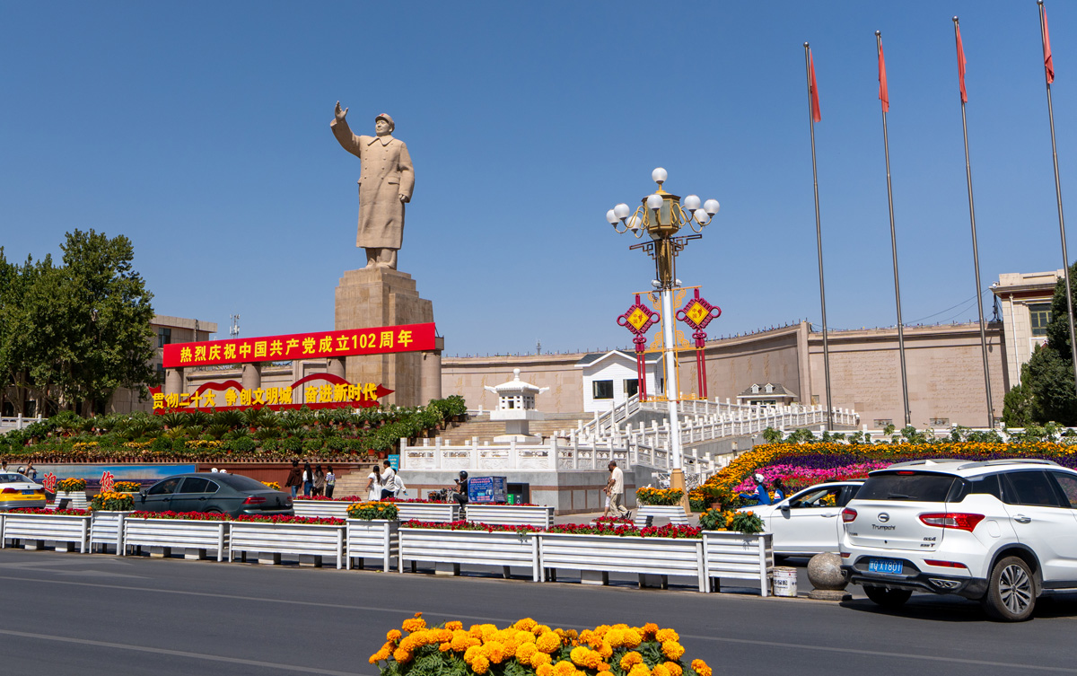 Kashgar, Mao Statue
