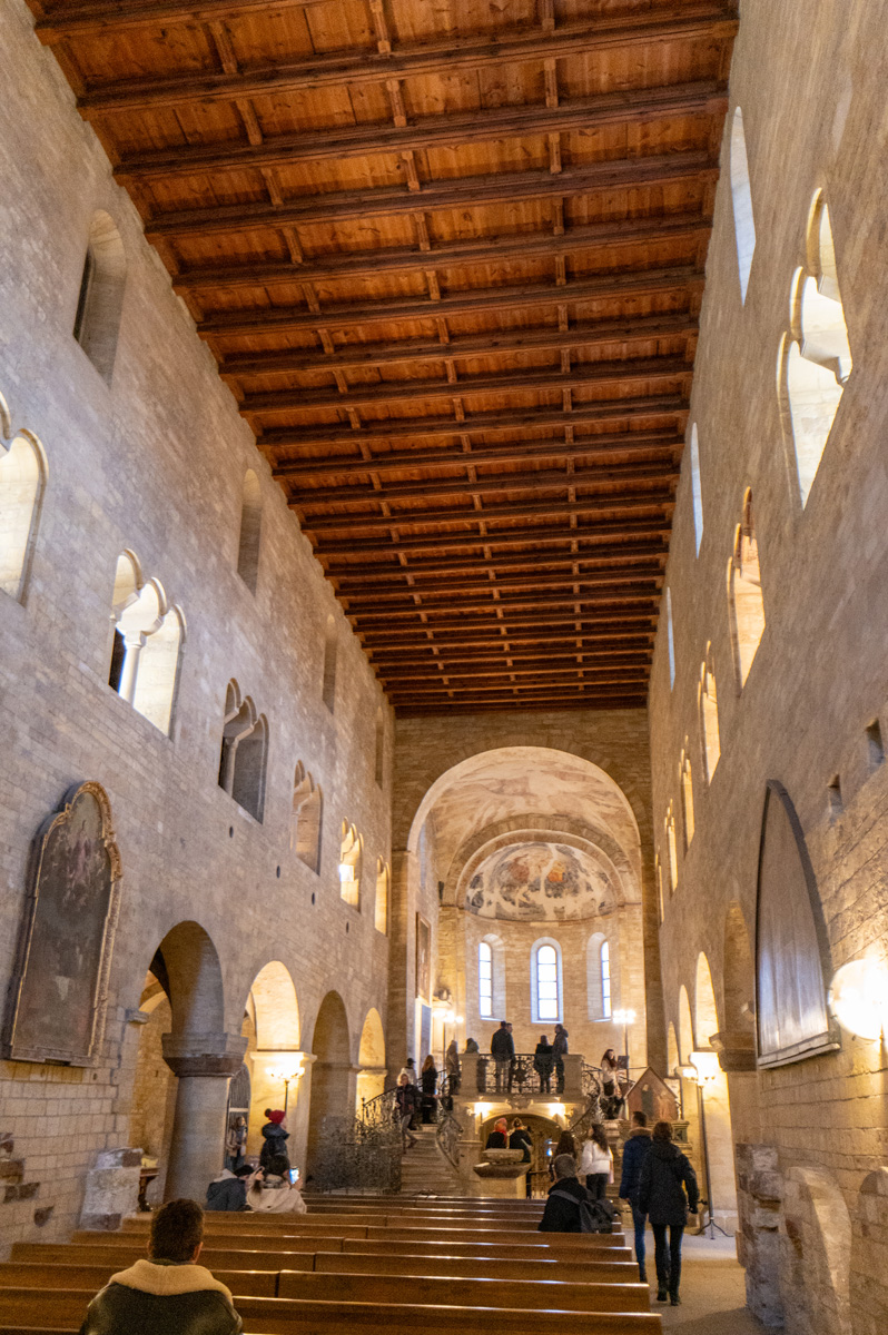 Prague Castle, St George Basilica: Narrow interior