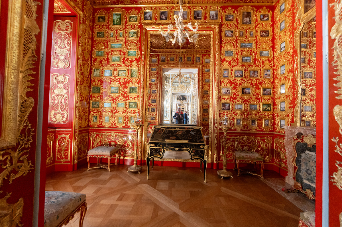 Munich Residenz: Palace of the Dukes and Kings of Bavaria, Ornate room.  With mirrored Scotsman
