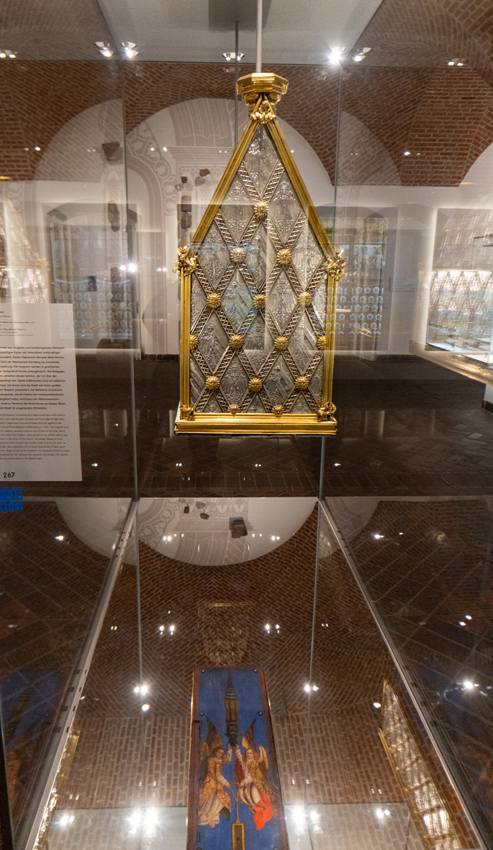 Nuremberg: German National Museum, Reliquary + reflection of painted base