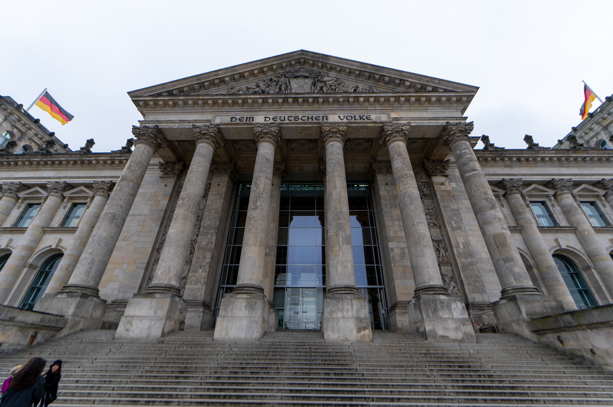Berlin: Reichstag, "Dem Deutschen Volke"