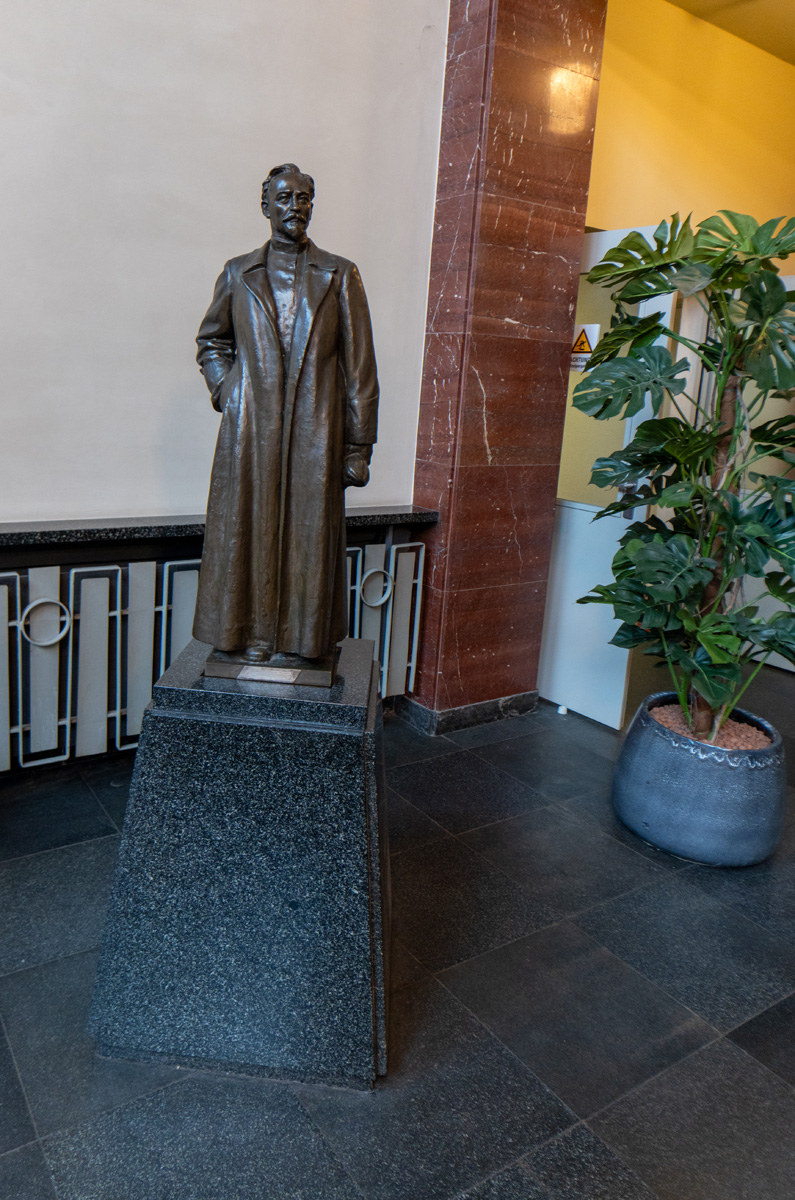 Berlin: Stasi HQ Museum, A guest lurks in the lobby Felix Dzerzhinsky himself