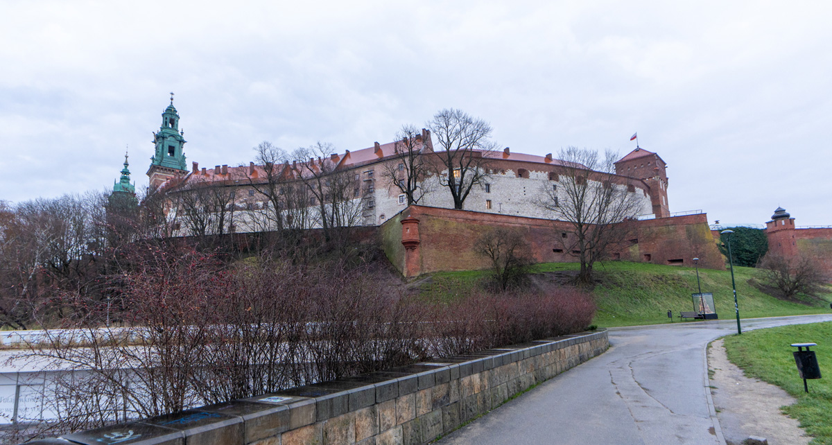 Krakow: Wawel Castle, Wawel castle from the Vistula bank