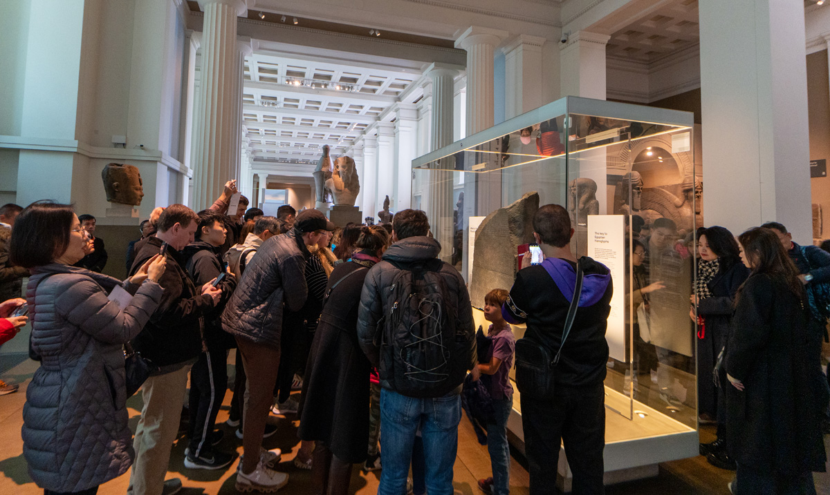 London: British Museum, A scrum around the Rosetta Stone