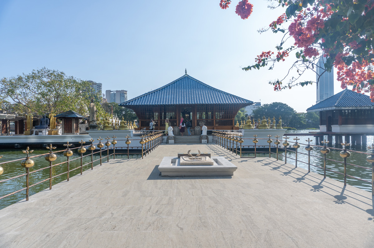 Around Colombo, Lake temple beside Marriott