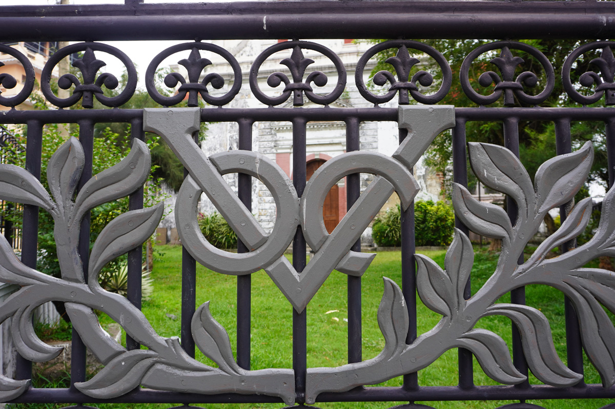 Around Colombo, Wolvendaal Church: VoC insignia on the gate