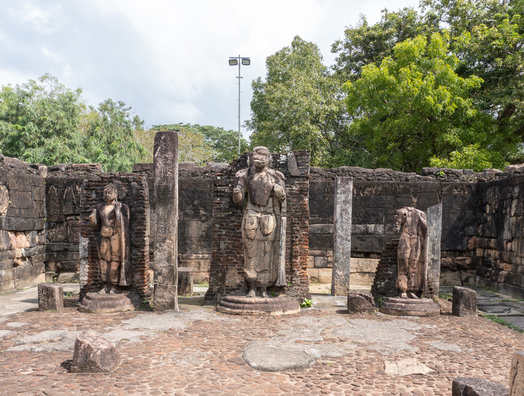 Polonnaruwa Quadrangle, Hatadage interior
