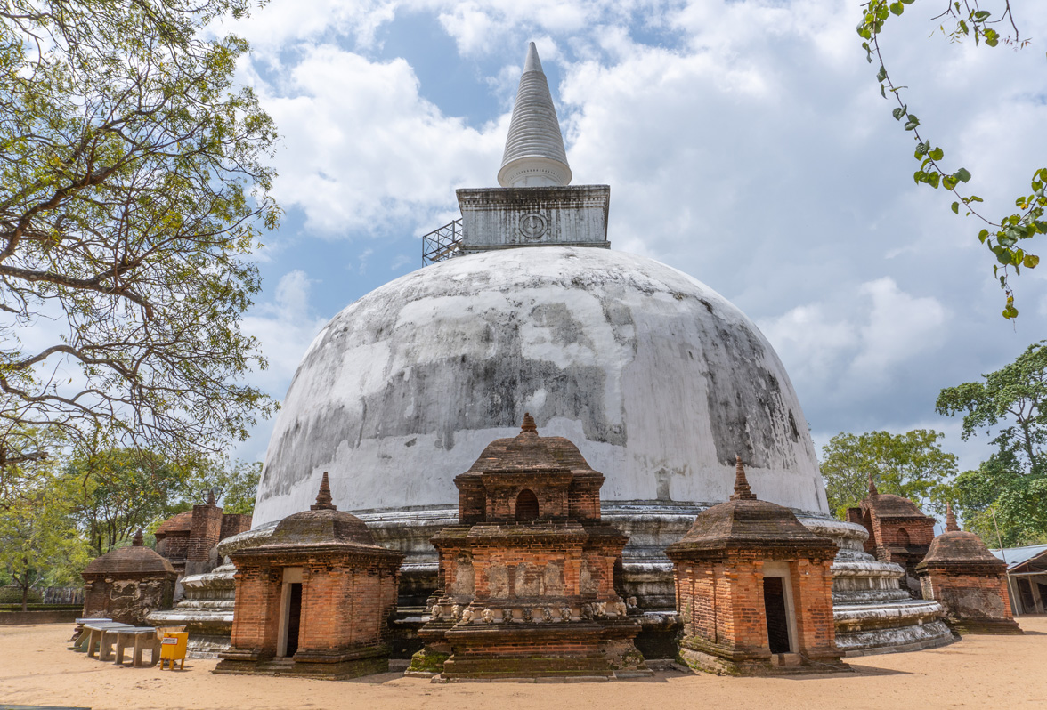 Polonnaruwa Northern Group, Kiri Vihara dagoba, 12th c