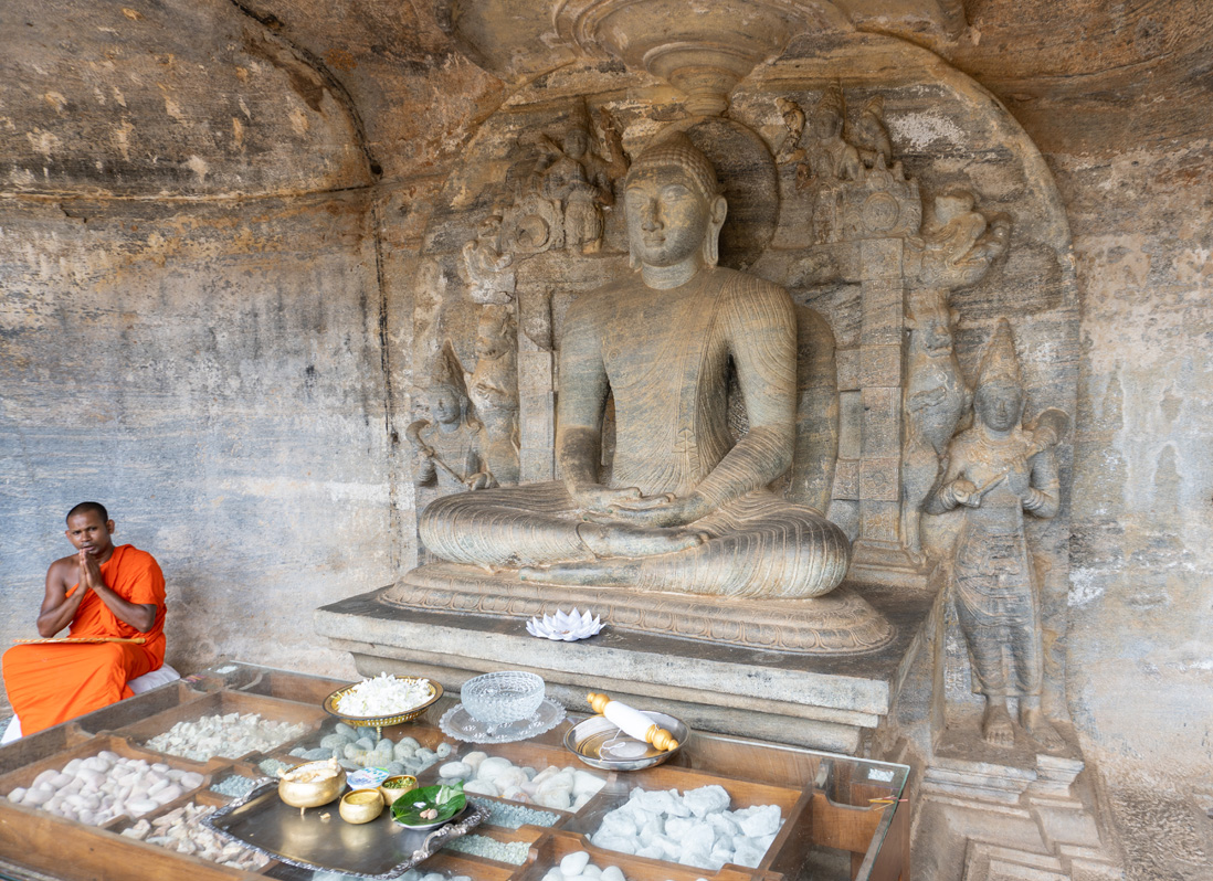 Polonnaruwa Northern Group, Gal Vihara statue group
