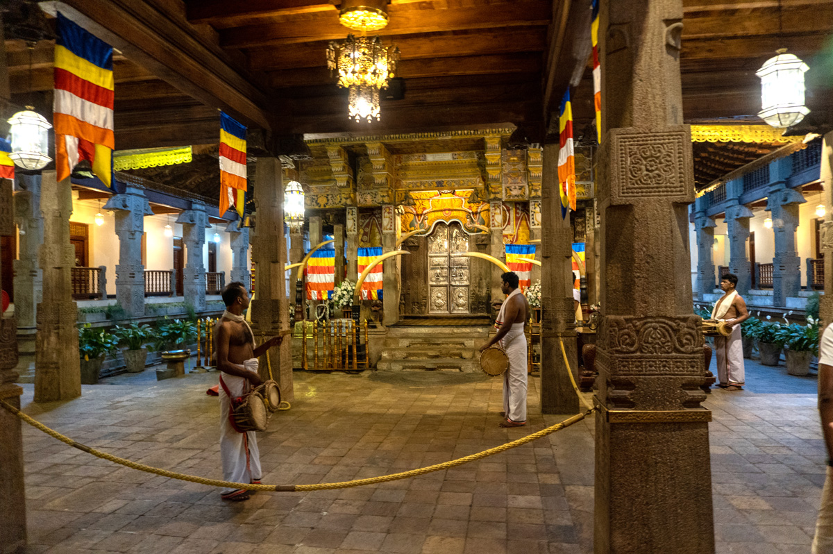 6:00am Visit to the Temple of the Tooth