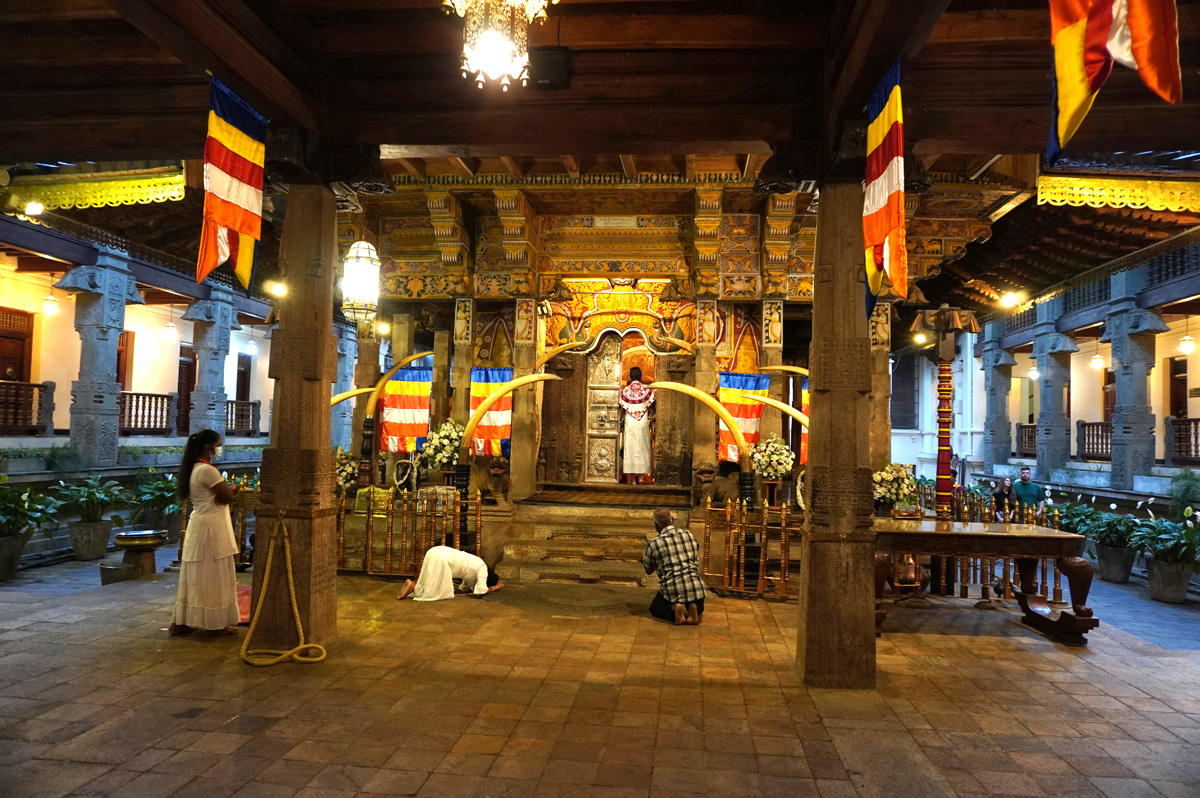 6:00am Visit to the Temple of the Tooth
