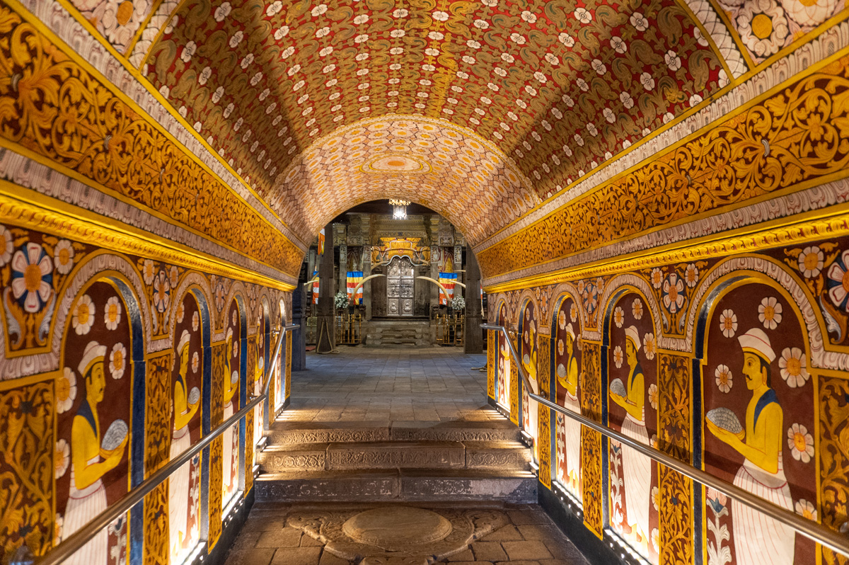 6:00am Visit to the Temple of the Tooth, Main entrance hall, looking in