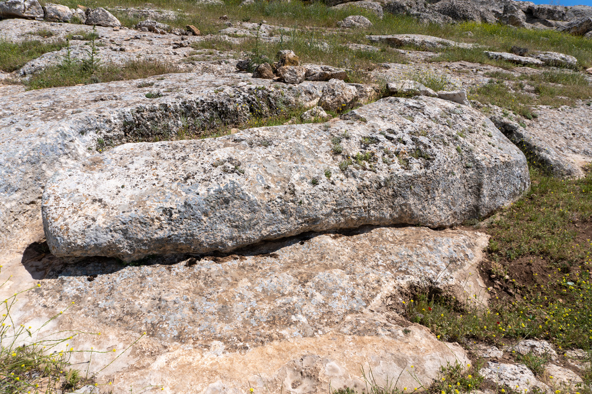 Karahantepe, Exposed, weathered, monolith