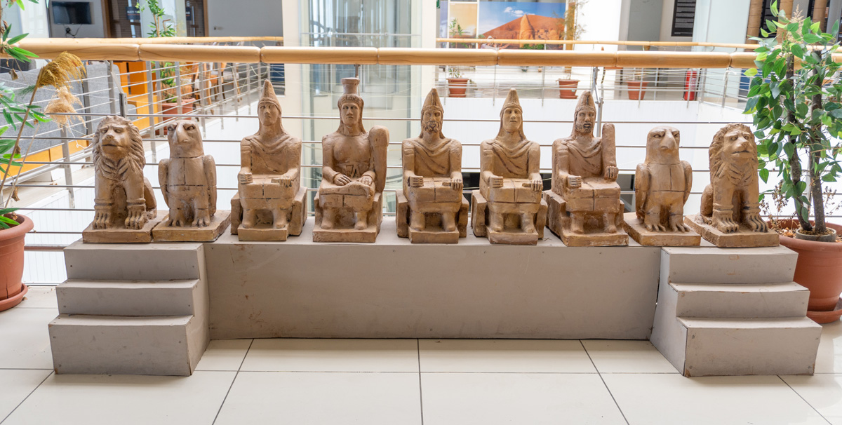 Mount Nemrut, Re-imagined intact row of enthroned gods