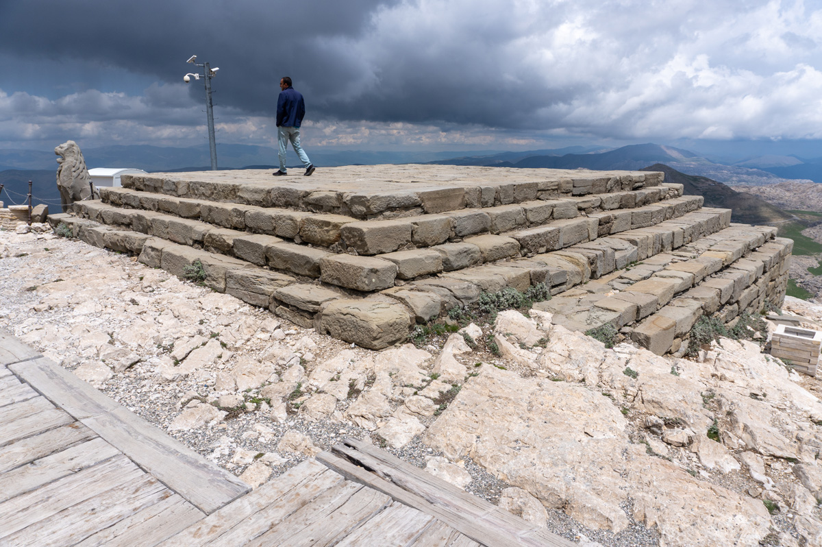 Mount Nemrut, Giant altar
