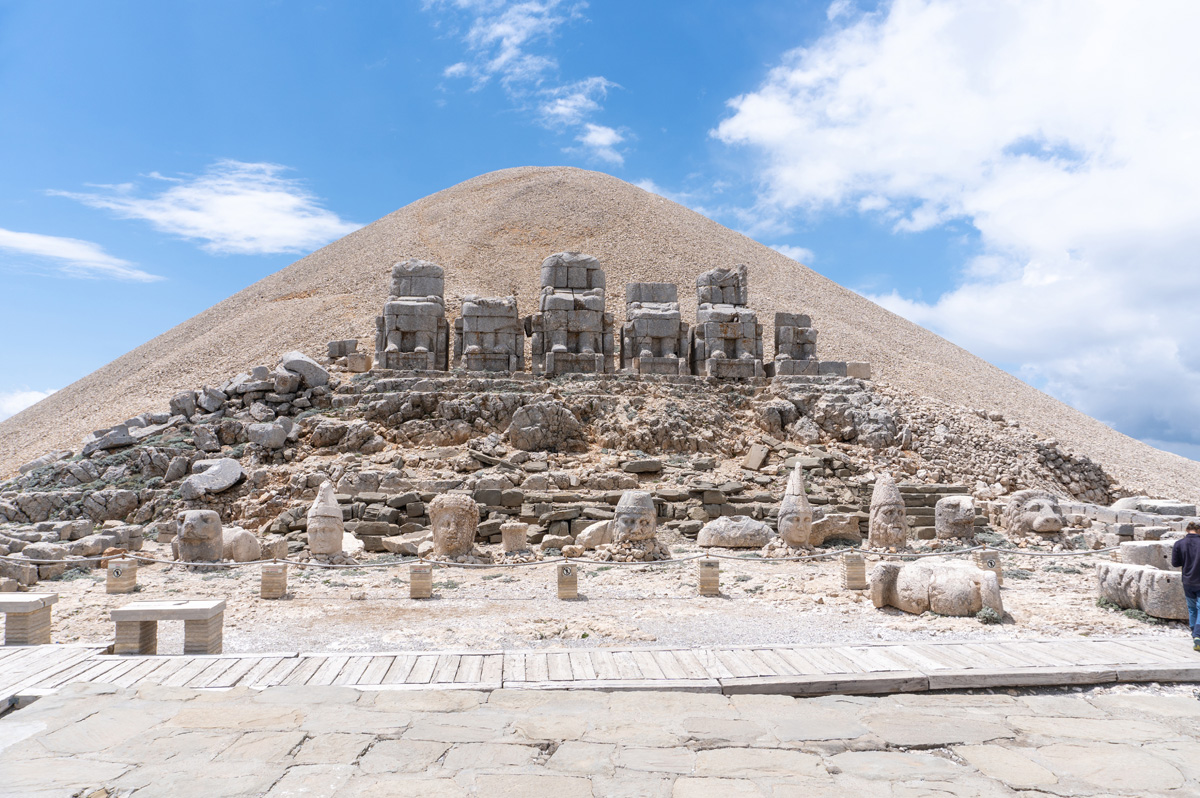 Mount Nemrut, Eastern terrace
