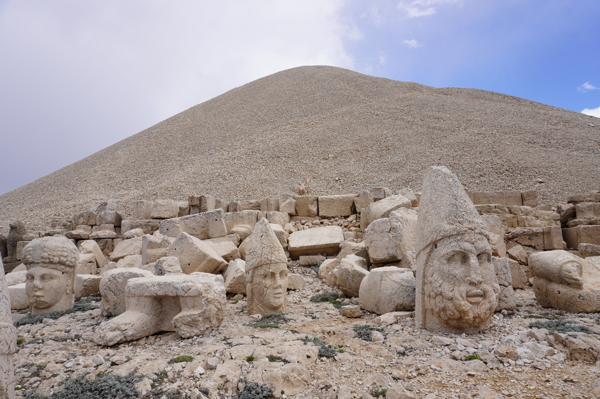 Mount Nemrut, Western terrace