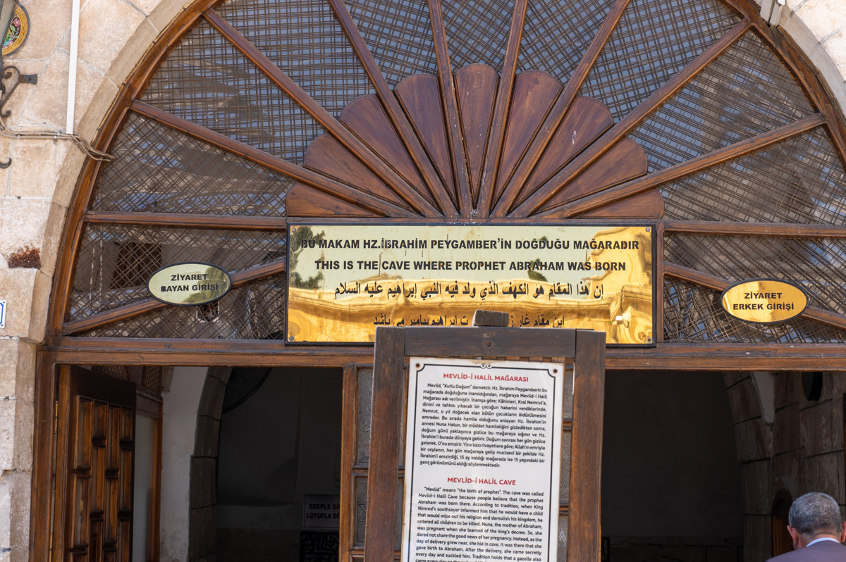 Şanliurfa, Entrance for "Cave of Abraham"