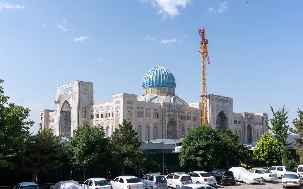 Mosques and Madressas, Giant new mosque, under construction Beside the Khazrati Imam complex