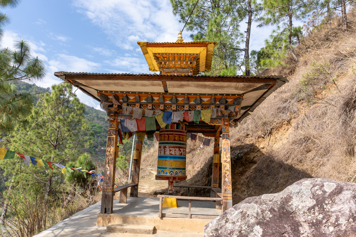 Khamsum Yulley Namgyal Chorten, Small shrine along the pathway up.