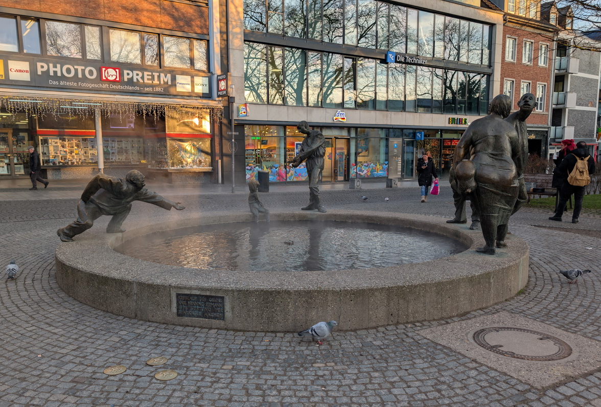 Aachen, "Money Fountain" Hot Pool & Statues The pool is fed from the Hot Springs