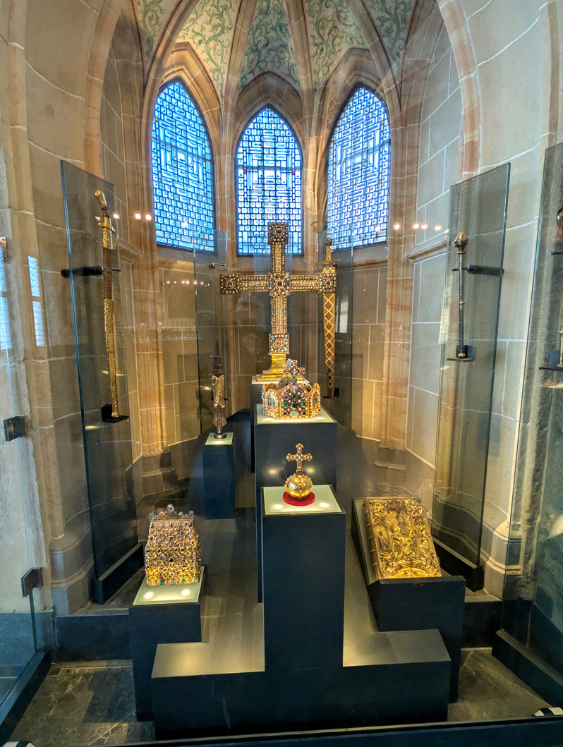 Aachen Historic Rathaus, Replicas of HRE Insignia
